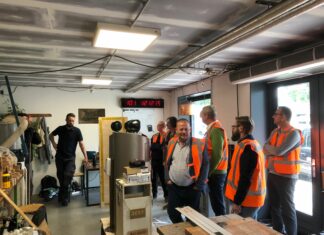 Delegatie Antwerpen geïnspireerd door Upcyclecentrum Almere Upcyclecentrum Almere Ruig & Geroest circulaire hub milieustraat van de toekomst stad Antwerpen Modulo Milieustraten Care4Circulair